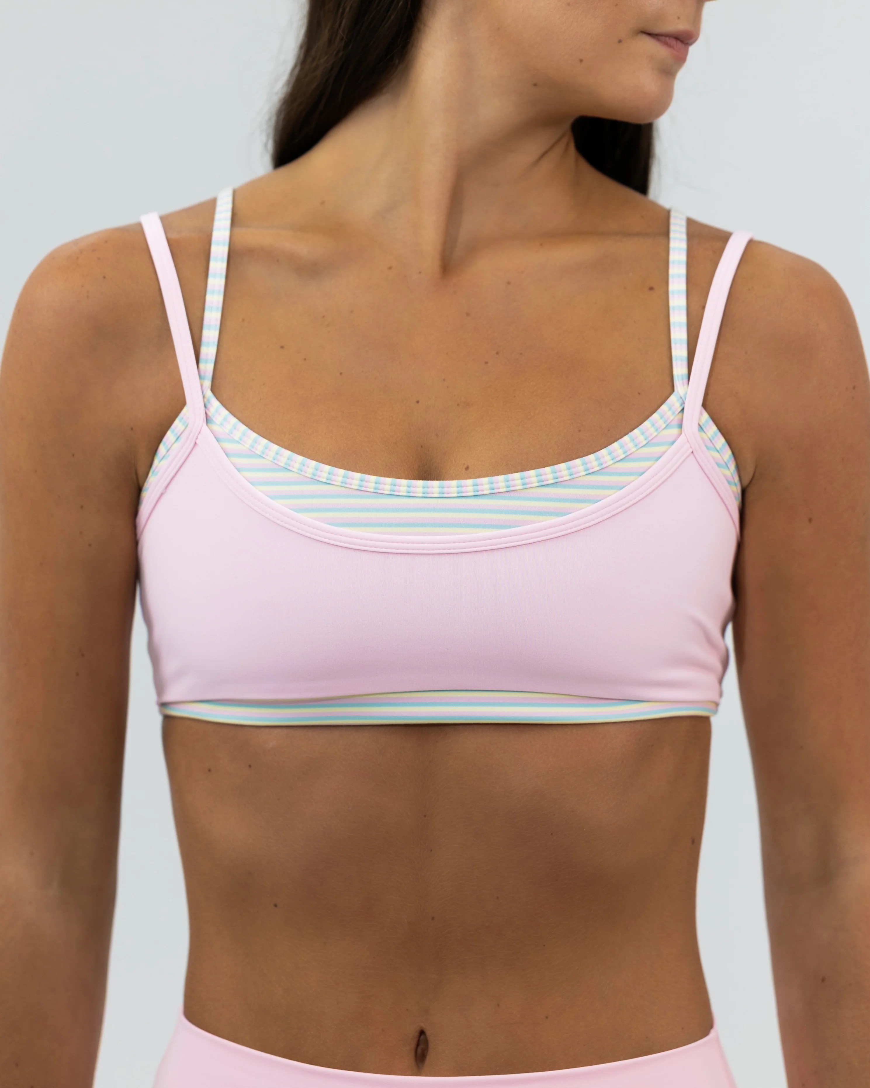 Custom Soft Sculpt Fabric Reversible Quick Dry ContrastDouble Layered Scoop Bra Built-in Shelf Bra Eco-Friendly Fitness Yoga Top