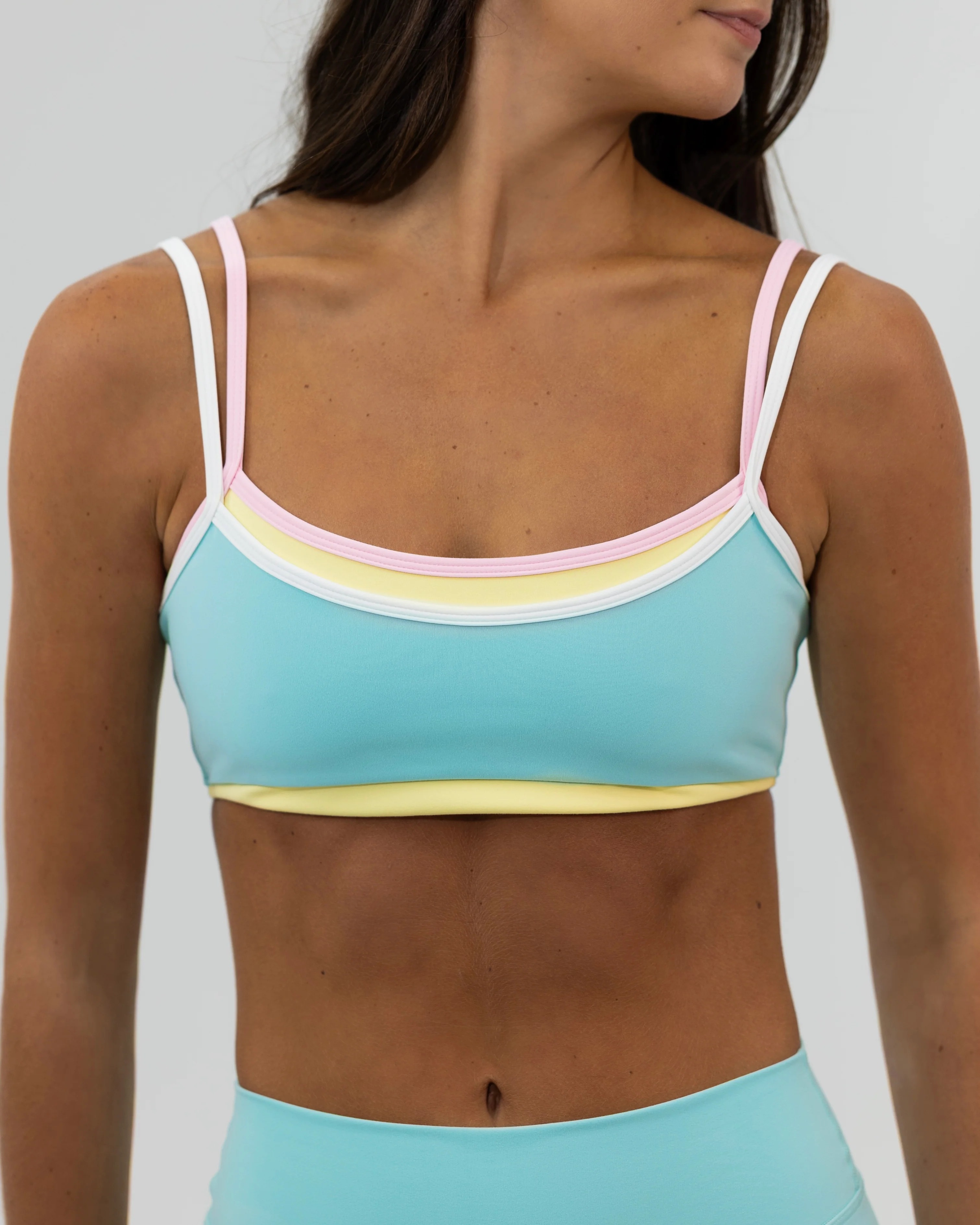 Custom Soft Sculpt Fabric Reversible Quick Dry ContrastDouble Layered Scoop Bra Built-in Shelf Bra Eco-Friendly Fitness Yoga Top