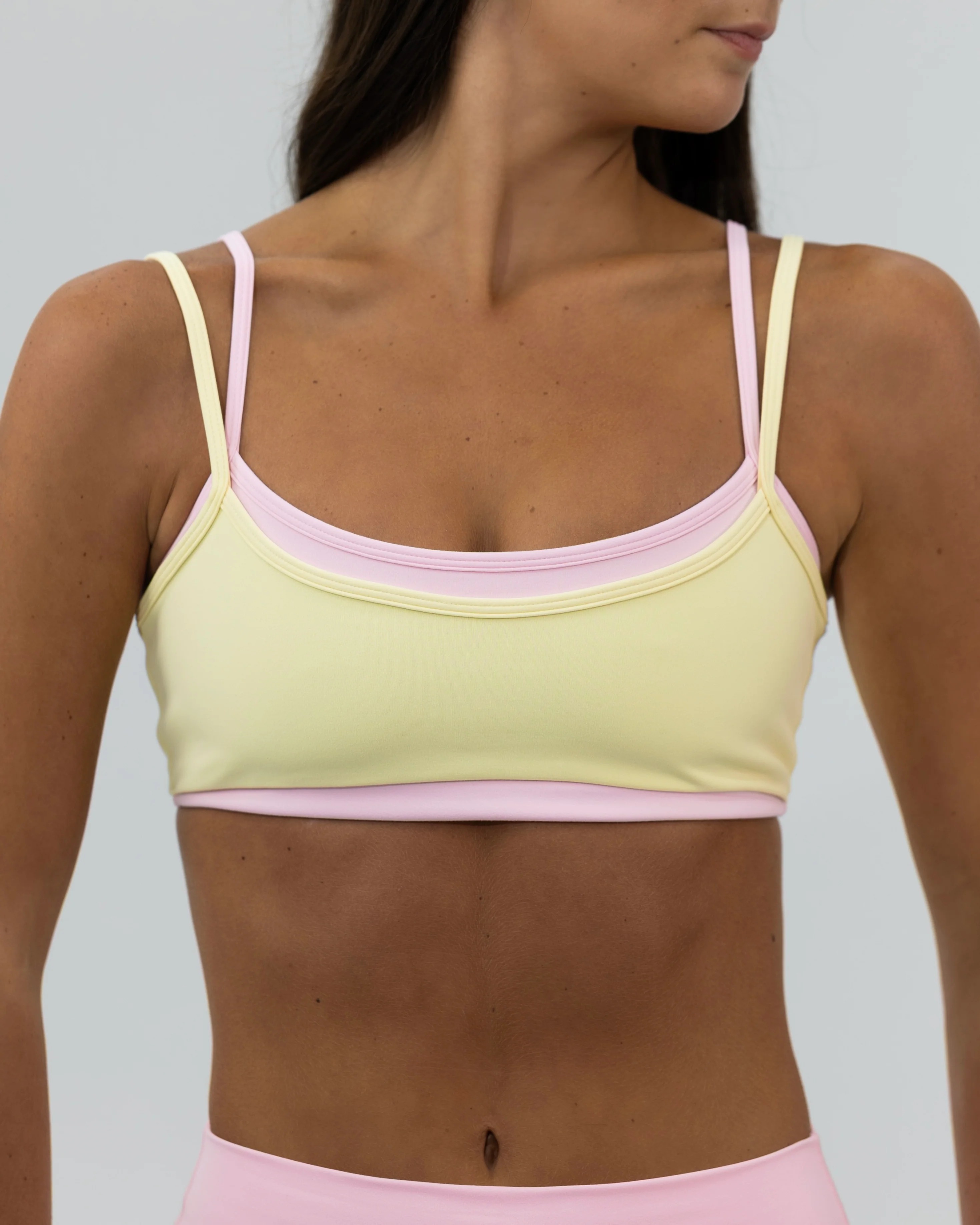 Custom Soft Sculpt Fabric Reversible Quick Dry ContrastDouble Layered Scoop Bra Built-in Shelf Bra Eco-Friendly Fitness Yoga Top